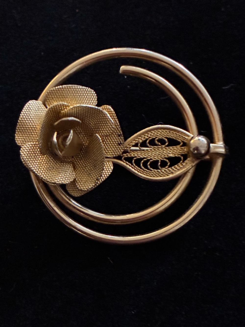 VTG 60s EUC Sarah Coventry "Promise" Filigree Leaf Rose Circle Gold Tone Brooch